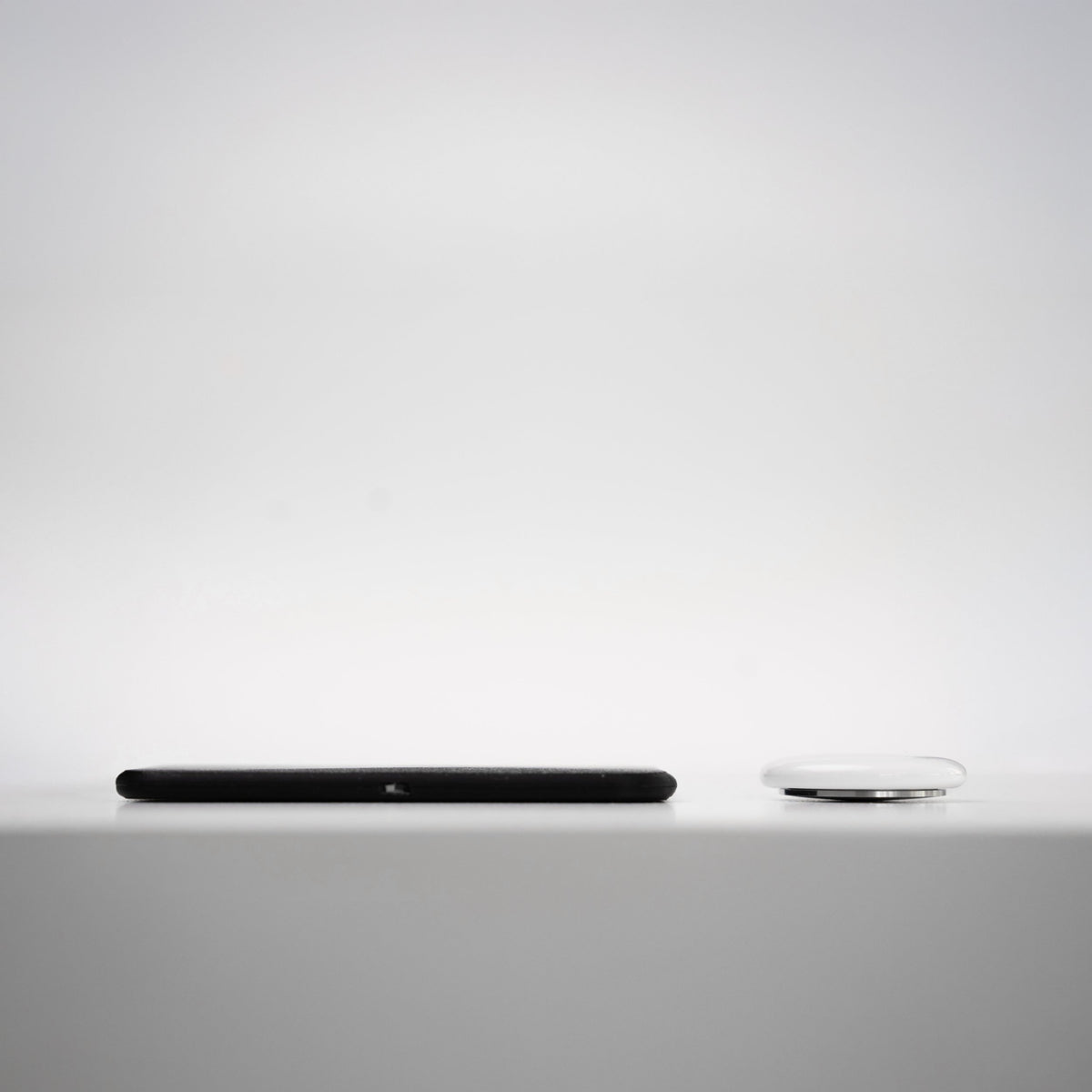 Ultra-Thin Wireless Charging Wallet Tracker (Apple Airtag)