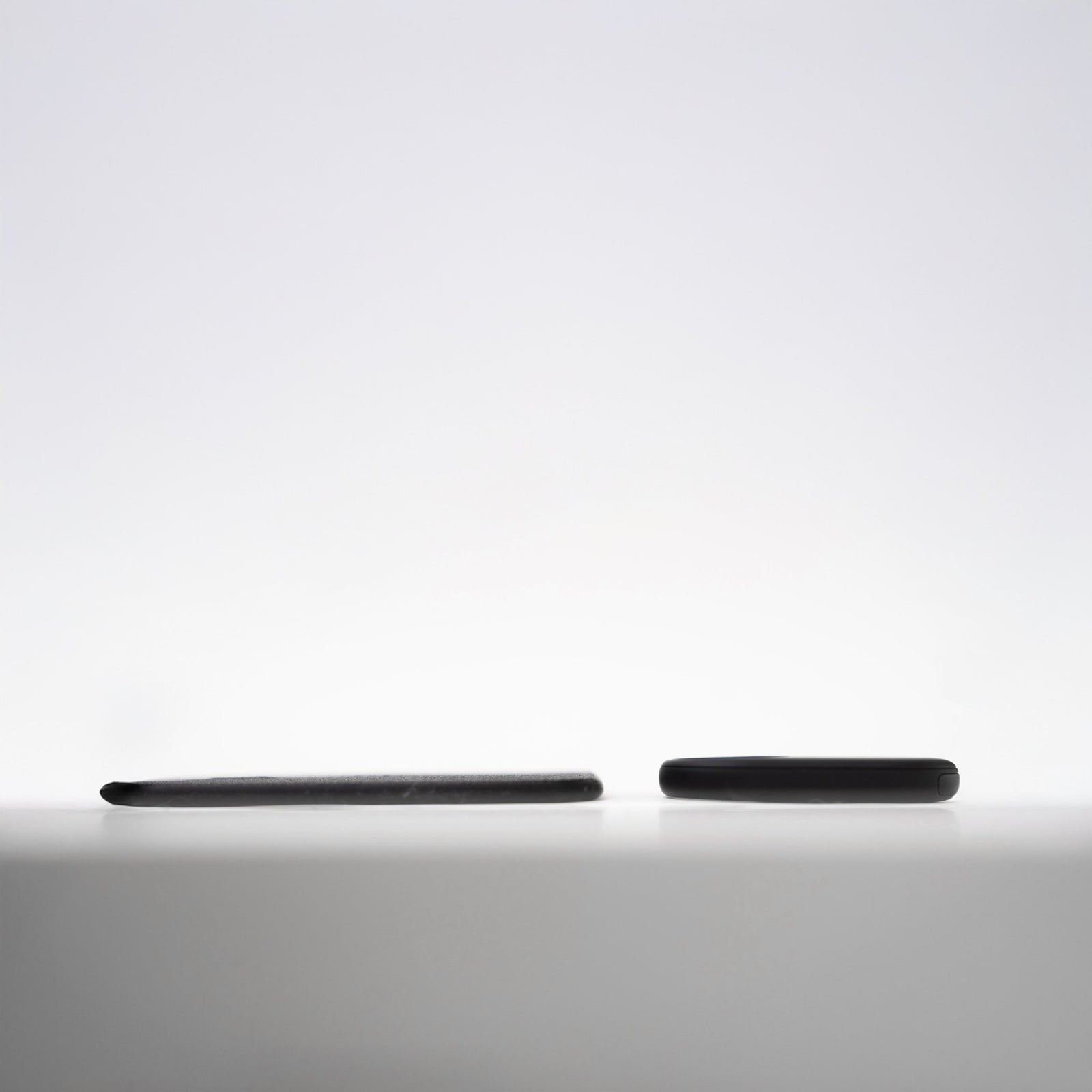 Ultra-Thin Wireless Charging Wallet Tracker (Samsung SmartTag2)